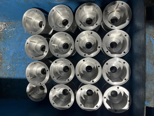 Conjunto de piezas circulares con alojamientos y taladros