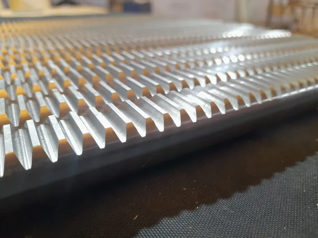 Piezas alargadas dentadas
