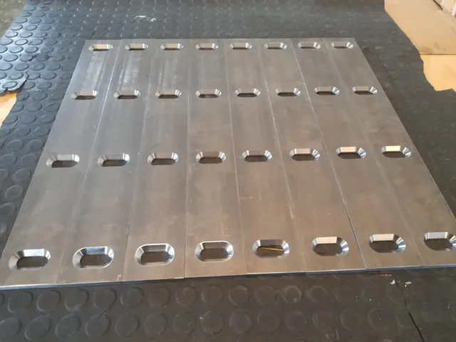 Placa con ranuras oblongas