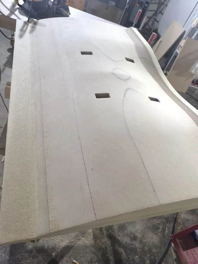 Panel con relieves y aberturas