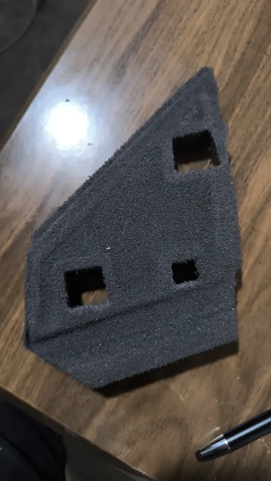 Pieza oscura con aberturas cuadradas