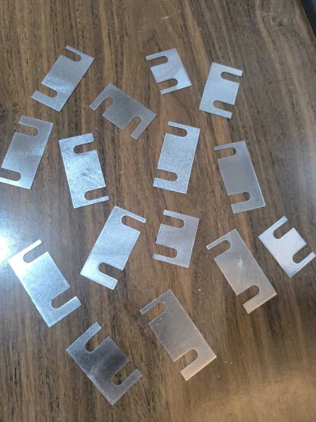 Conjunto de piezas pequeñas con aberturas