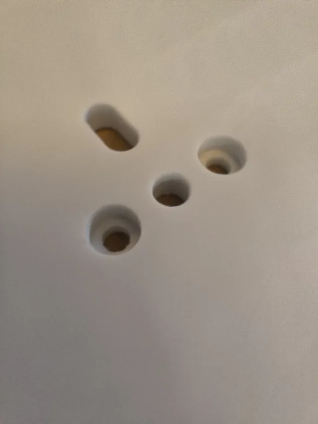 Detalle de taladros y rebajes