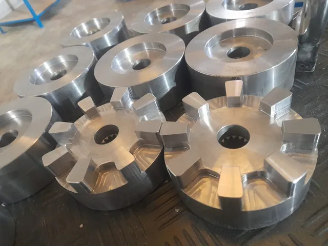 Conjunto de piezas circulares y piezas con salientes